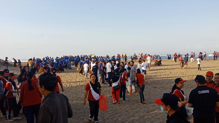 Masyarakat Tumpah Ruah di Pantai Dalam Event World Clean Up Day 2018