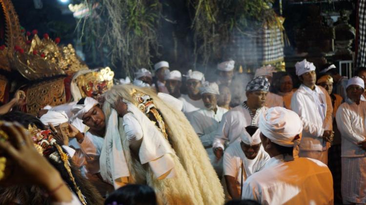 Aarghh... Teriak Pecah Saat Prosesi Napak Pertiwi
