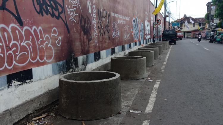 Pemerintah Desa Pasang Buis Beton di Sepanjang Jalan Pasar Semat Sari