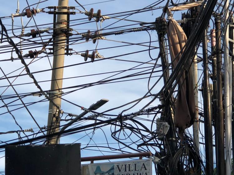 Pemerintah Desa Tibubeneng Upayakan Penanganan Tiang dan Kabel Sembrawut