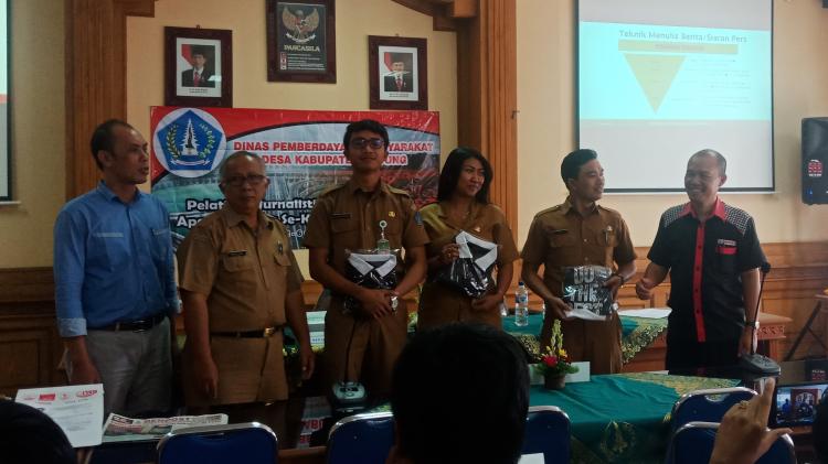 Karya Berita Terbaik, Perangkat Desa Tibubeneng Terima Penghargaan