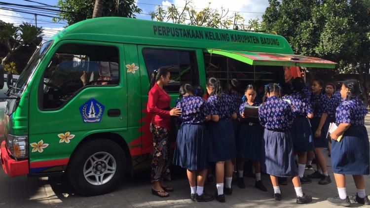 Perpustakaan Keliling Hadir di Sekolah-sekolah Seputaran Desa Tibubeneng