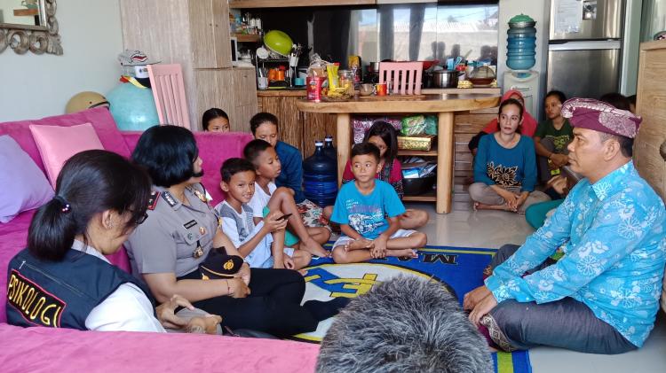 Polda Bali Terjun Berikan Trauma Healing untuk Korban Gempa Sulteng di Tibubeneng