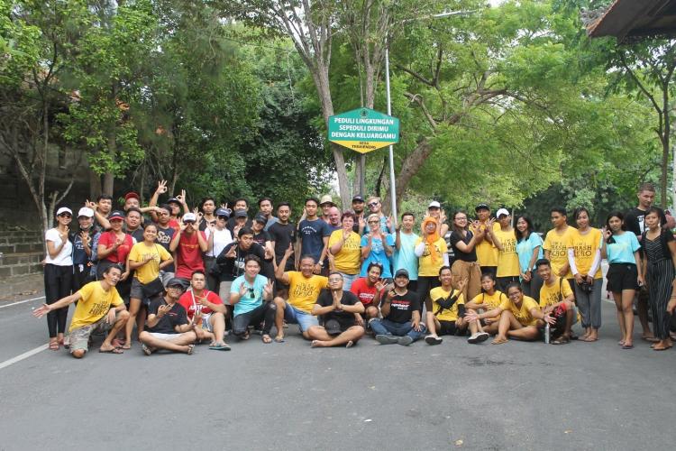 Sinergitas Mahasiswa dan Sekaa Teruna Sikat Habis Sampah Plastik di Pantai Perancak