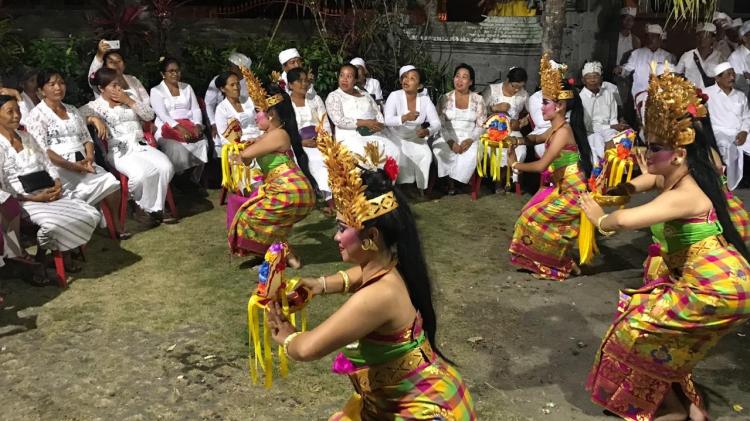 Tari Sekar Jagat Meriahkan Piodalan Ratu Gede Penyarikan Banjar Aseman Kangin