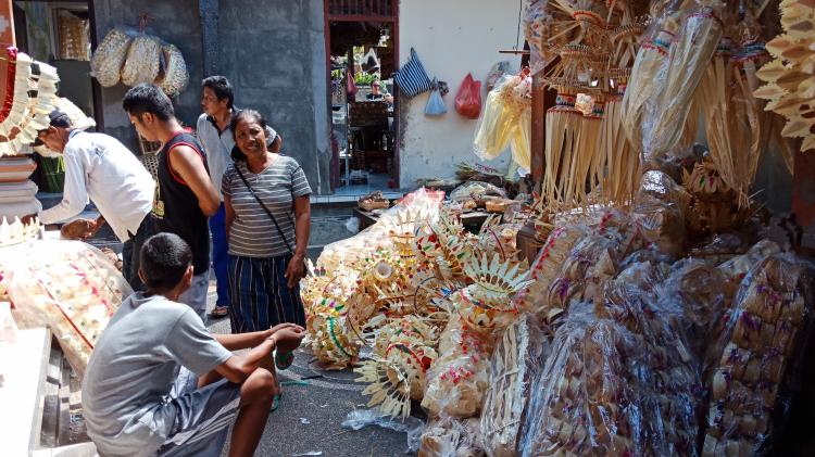 Usaha Perlengkapan Penjor Laris Manis Menjelang Galungan