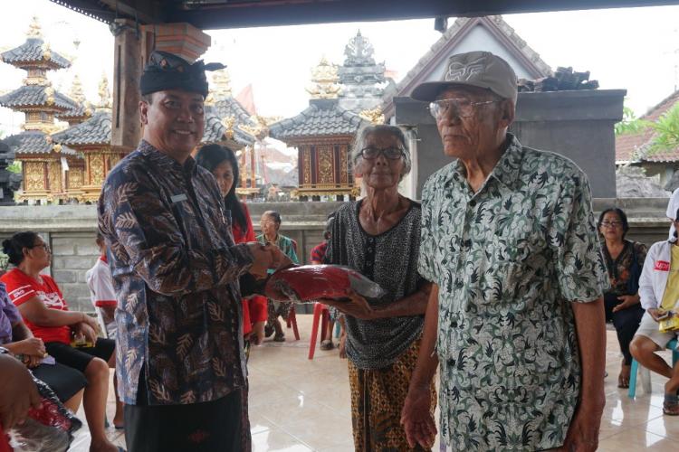 Wujudkan Lansia Sehat dan Bugar, Perbekel Tibubeneng Serahkan Seragam Senam