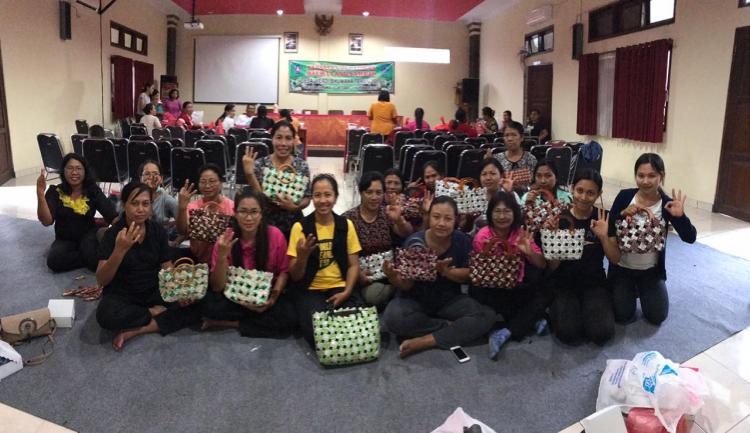 PELATIHAN DAUR ULANG SAMPAH DALAM UPAYA MEMINIMALISIR SAMPAH PLASTIK