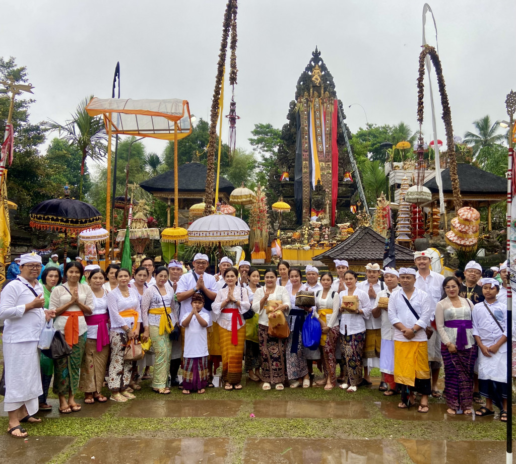 Bakti Penganyaran di Pura mandhara Giri Semeru Agung