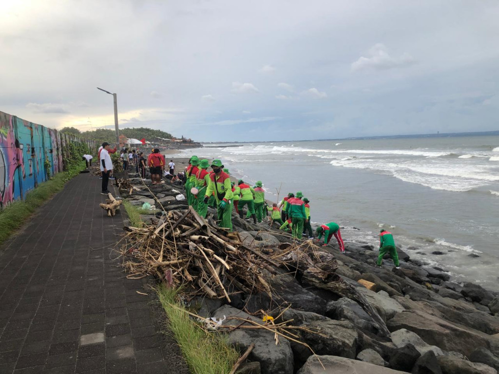 Gerakan Bali Bersih Sampah Digelar di Pantai Pererenan