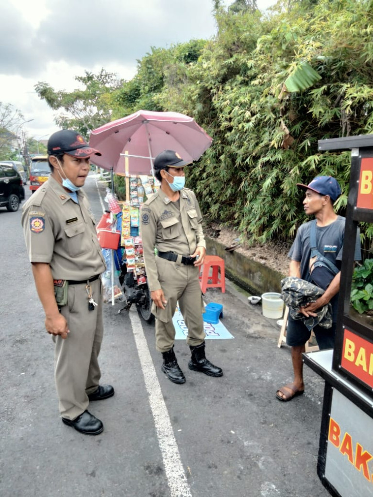 PEDAGANG KAKI LIMA MENGGANGU PENGGUNA JALAN, SATPOLPP BADUNG TERTIBKAN DAN BERI ARAHAN