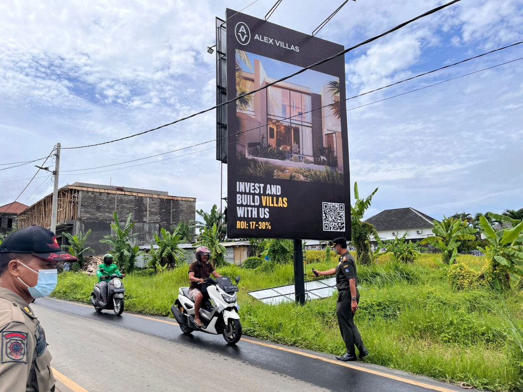 BILLBOARD DI SHORTCUT CANGGU KEMBALI DI BONGKAR SATPOLPP