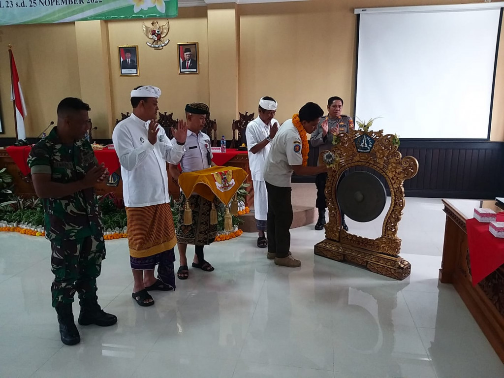 SATLINMAS KECAMATAN PETANG DAN MENGWI DI LANTIK, MEMBERIKAN PELAYANAN DAN PERLINDUNGAN KEMASYARAKAT