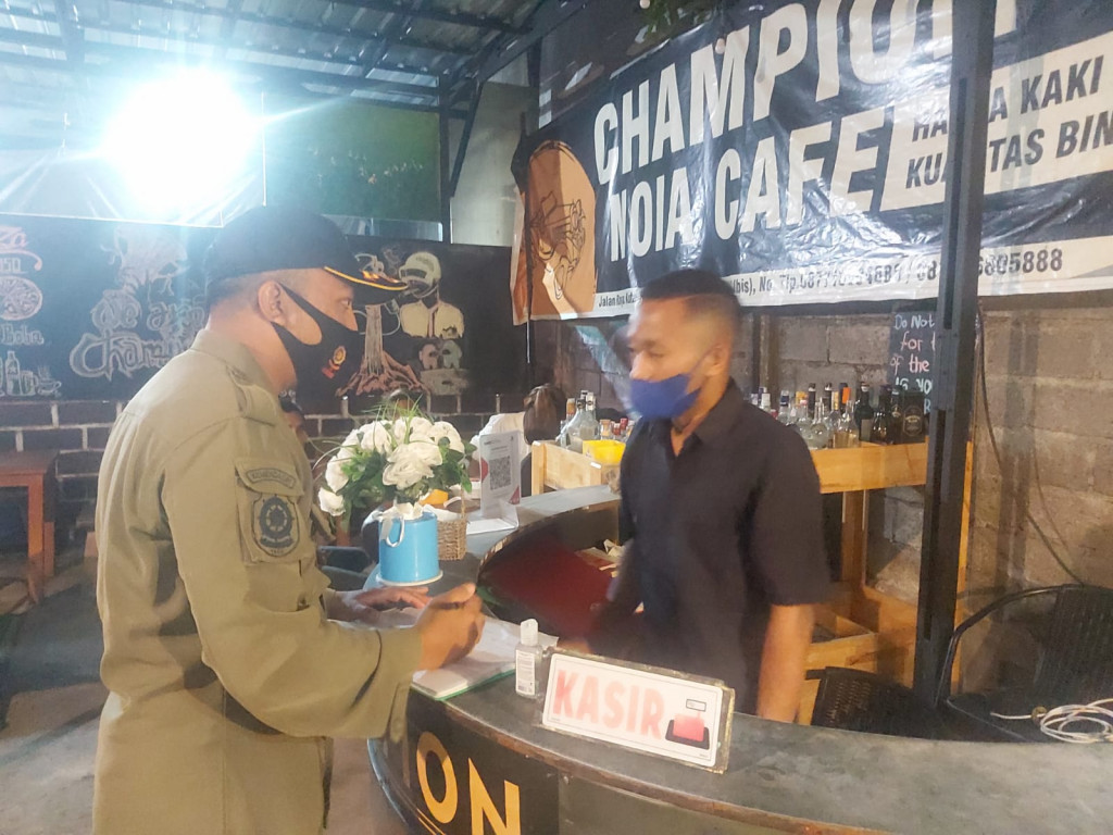 MEMUTAR MUSIK KENCANG, INI YANG DILAKUKAN SATPOLPP BADUNG TERHADAP PENGUSAHA CAFE