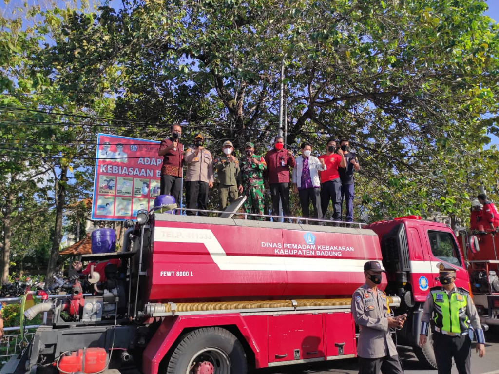 Kasat PolPP Kabupaten Badung Pimpin Penyemprotan Desinfektan