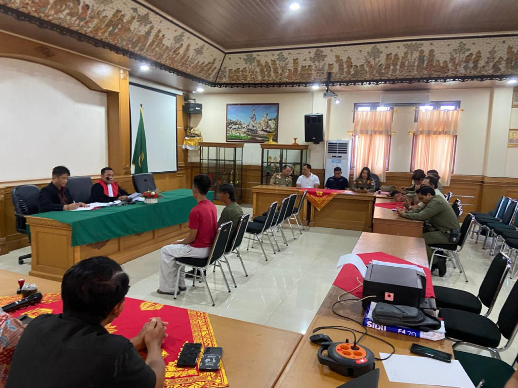 MEMBUANG SAMPAH SEMBARANGAN, 2 WARGA KUTA UTARA JALANI TIPIRING
