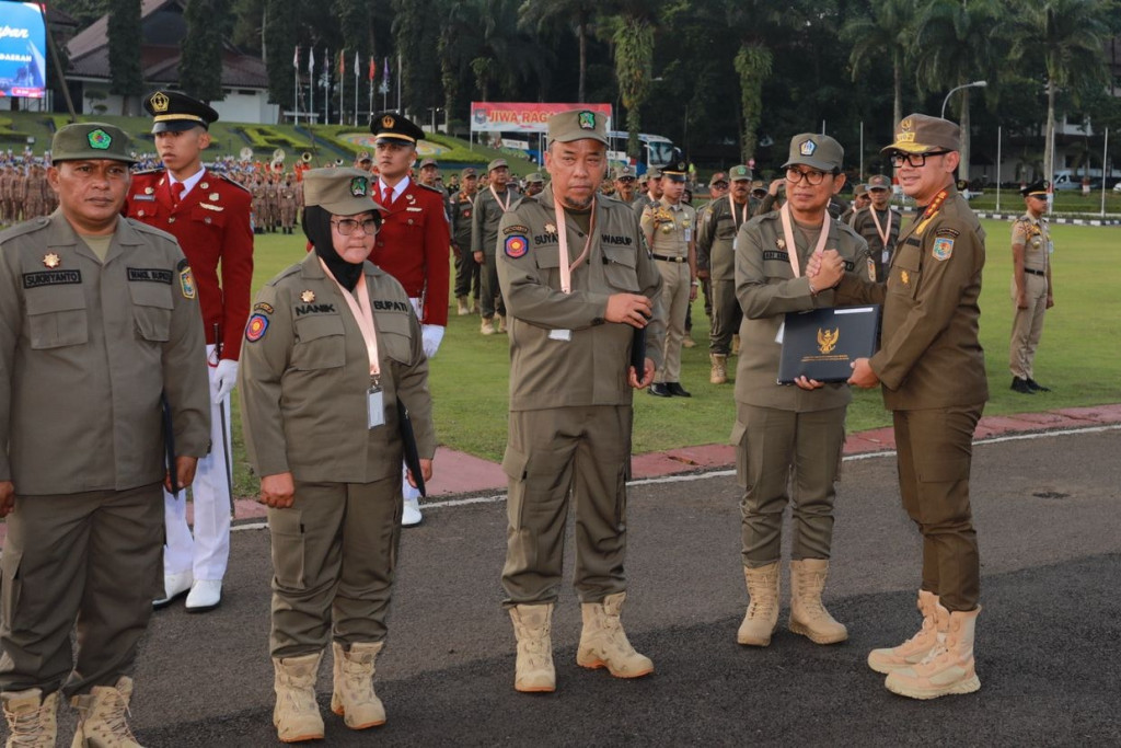 Bupati Dan Wakil Bupati Badung Terima Pin Alumni Kehormatan