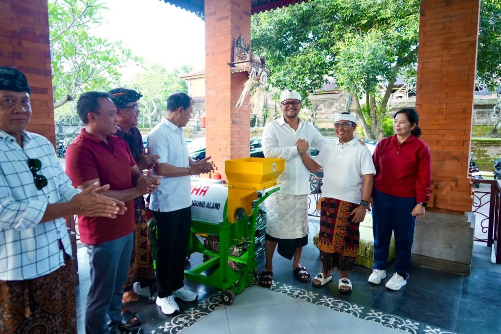 Optimalkan Pemilahan Sampah Dari Sumber: Wabup Badung Serahkan Mesin Pencacah dan Bag Komposter di Sempidi