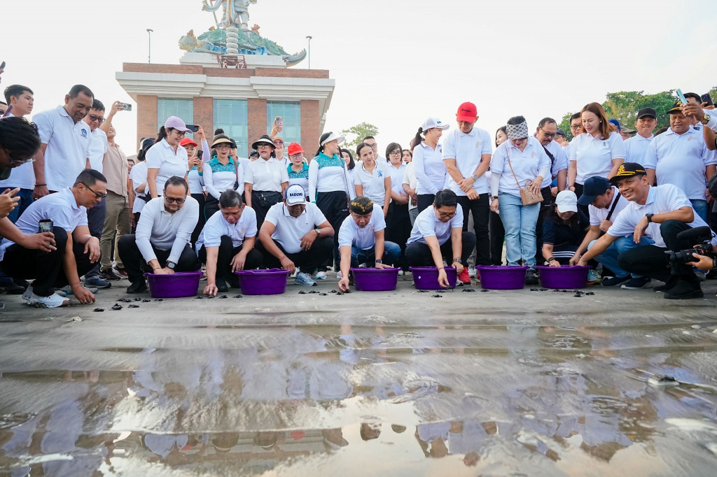 Pemkab Badung Bersinergi Dengan Kejati Bali Gelar Aksi Bersih Pantai Dan Pelepasan Tukik