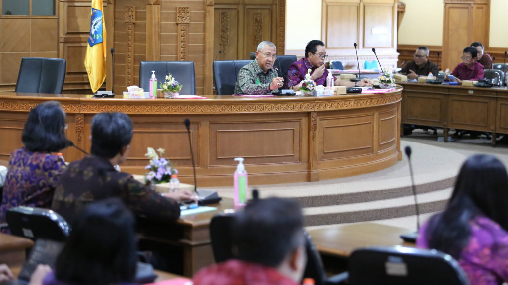 Putu Parwata Pimpin Raker Gabungan Komisi DPRD Badung Bahas Raperda Pertanggungjawaban APBD Badung.