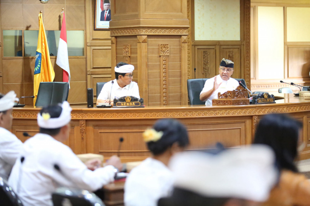 Rapat Kerja Tim Banggar dan TPAD Badung, Ketua DPRD Badung Putu Parwata Soroti Piutang Pajak dan Silpa Tahun 2022 Sebesar Rp 1,06 Trilyun