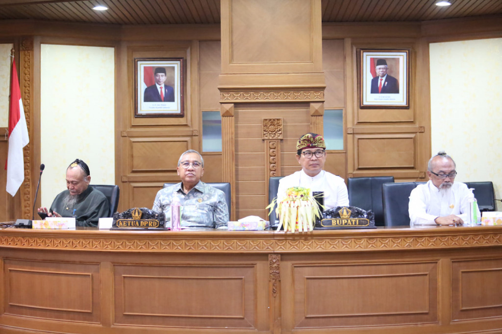 Ketua DPRD Badung Putu Parwata Hadiri Pasamuan Paruman Pandita Se-Kabupaten Badung