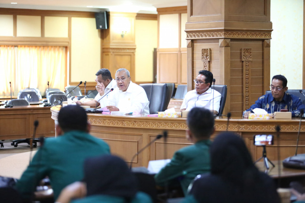 Ketua DPRD Badung, I Putu Parwata menerima mahasiswa dan dosen Fakultas Komunikasi dan Sosial Politik, Universitas Sains Al-Qur'an (UNSIQ) Jawa Tengah di Wonosobo