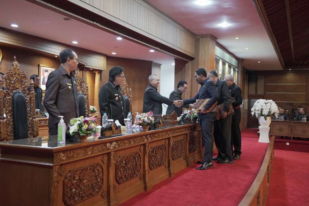 Rapat Paripurna, Ketua DPRD Badung Putu Parwata Apresiasi LKPJ Bupati Badung 2023 Tepat Waktu.