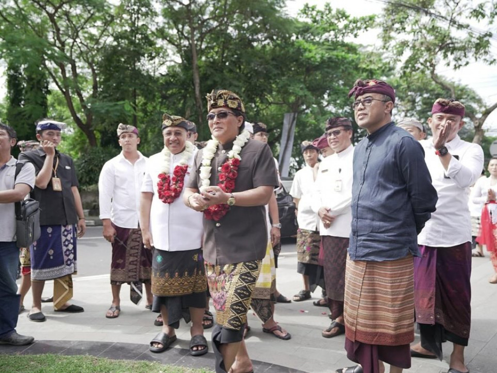 Senin 6 Mei 2024 Penyerahan Hibah secara langsung oleh bupati badung didampingi ketu DPRD kab. Badung dan sekretaris daerah kabupaten Badung kepada masyarakat kota Denpasar