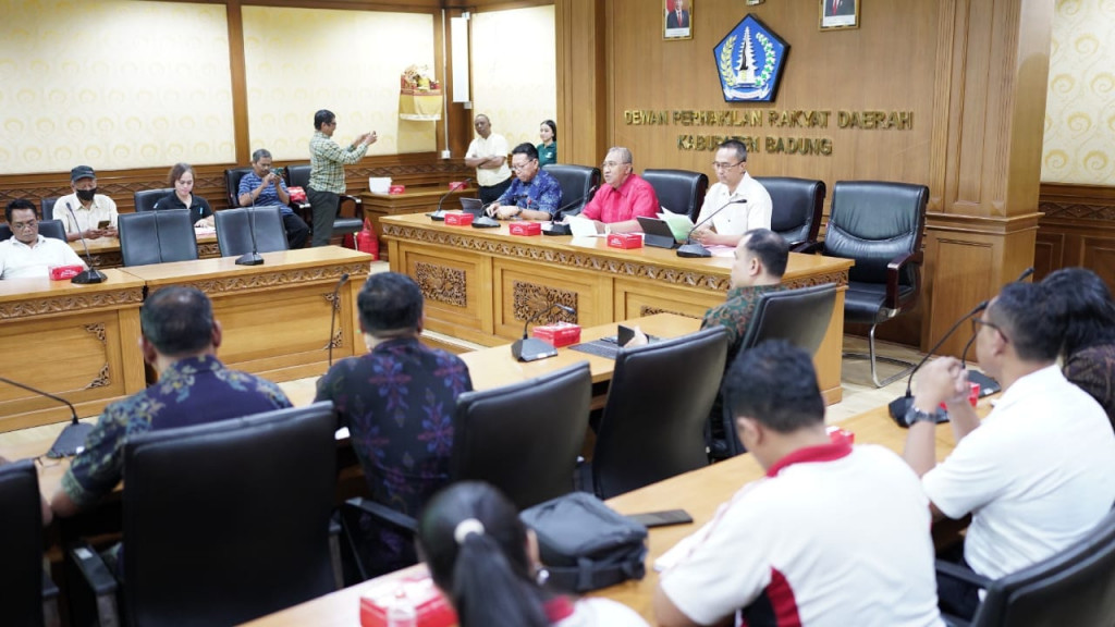 DPRD Kabupaten Badung menerima Aspirasi Masyarakat tentang permohonan peninjauan kembali proyek penataan Kawasan Pantai Kayu Aya Basangkasa, Kabupaten Badung