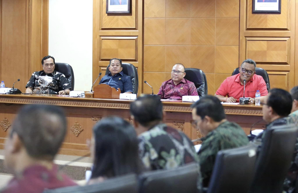 Komisi II DPRD Badung, Selasa (22/10), menggelar rapat kerja dengan sejumlah pimpinan organisasi perangkat daerah (OPD) di lingkup Badung