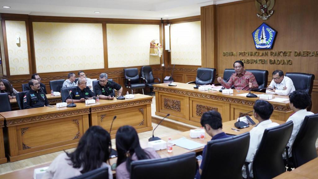 Ketua DPRD Badung, I Gusti Anom Gumanti menerima sebanyak empat audiensi sekaligus dari berbagai komponen masyarakat di Ruang Pimpinan DPRD Badung