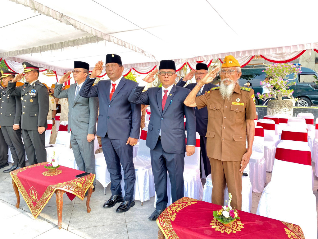 Hadiri Peringatan Hari Pahlawan, Ketua DPRD Anom Gumanti Ajak Isi Kemerdekaan Dengan Semangat Juang Sangat Tinggi