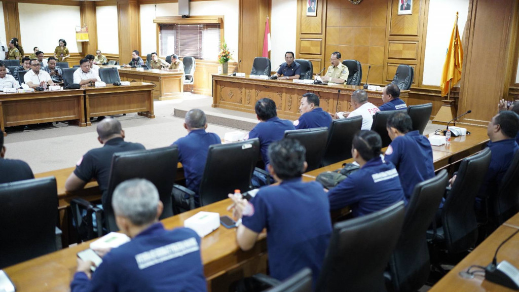 Enam Pekerja Masih Diskorsing, Ketua DPRD Badung Anom Gumanti Terima Aspirasi SPM Angkasa Pura Support.