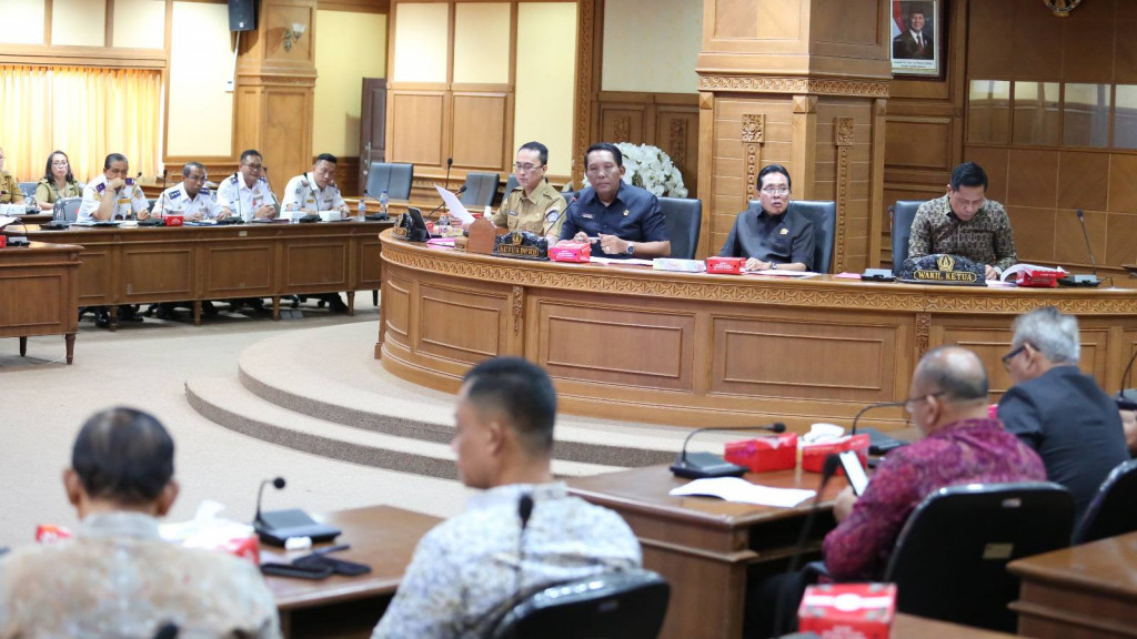 Matangkan APBD 2025, Ketua DPRD Badung Bersama Ketua TAPD Pimpin Rapat Banggar