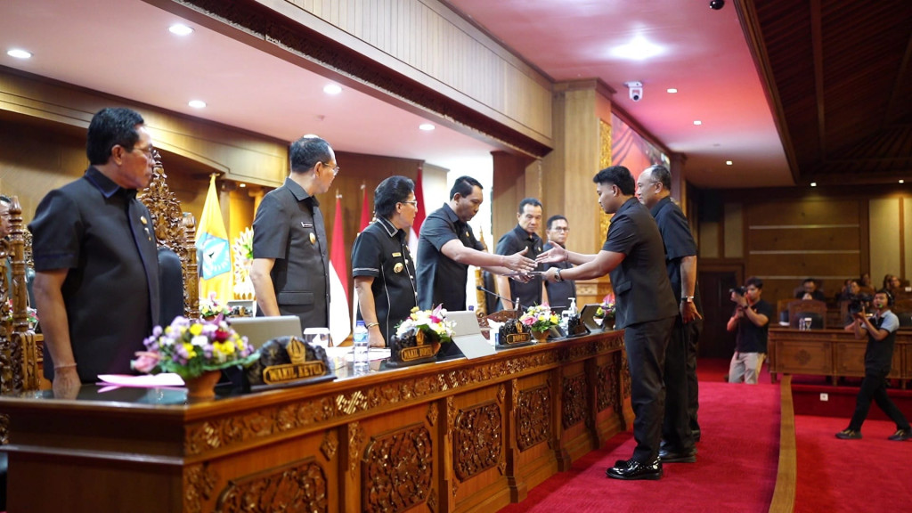 Jawab Semua PU Fraksi, Ketua DPRD Badung Anom Gumanti Apresiasi Bupati Giri Prasta.