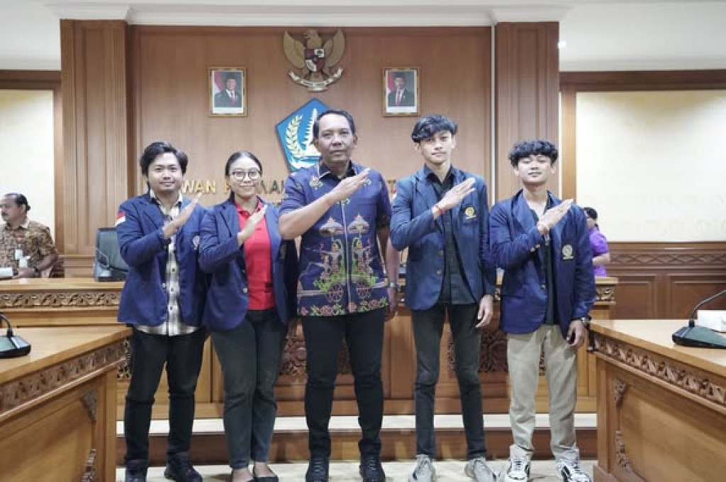 Ketua DPRD Kabupaten Badung I Gusti Anom Gumanti menerima audensi dari Lembaga Mahasiswa Fakultas Hukum Universitas Udayana (LMFH Unud)