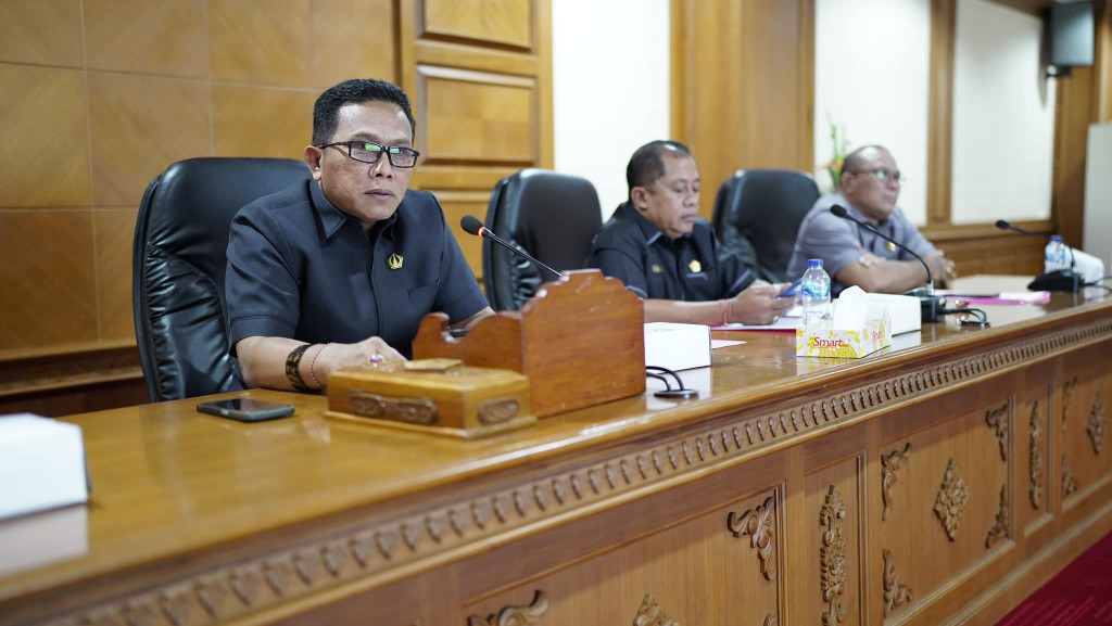 Rapat kerja dengan Dinas Perumahan dan Pemukiman Kabupaten Badung Wakil Ketua II DPRD Badung Made Wijaya dan Ketua Komisi II Made Sada