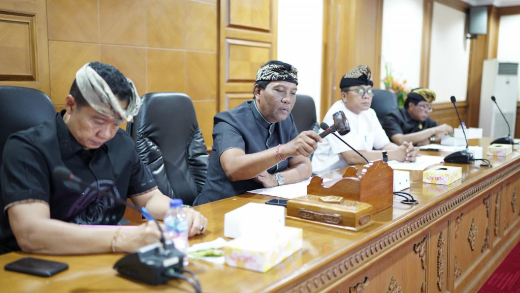 Rapat Paripurna membahas dan menetapkan Realisasi Kegiatan DPRD Kabupaten Badung bulan januari 2025 dan Rancangan jadwal kegiatan DPRD Kabupaten Badung bulan Pebruari 2025