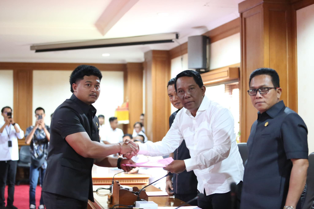 Rapat Paripurna membahas dan menetapkan Persetujuan DPRD tentang permohonan hibah tanah oleh Desa Adat Seminyak, Kelurahan Seminyak, Kecamatan Kuta, Kabupaten Badung.