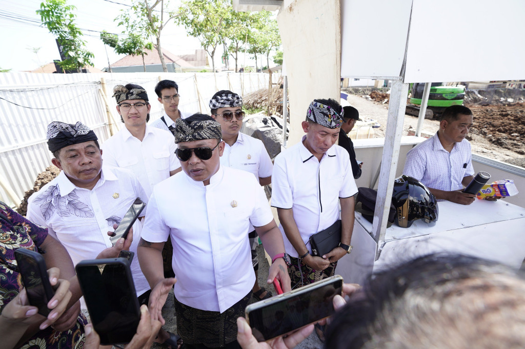 Sebuah proyek di kawasan Canggu Kecamatan Kuta Utara direkomendasikan ditutup oleh Dewan Perwakilan Rakyat Daerah (DPRD) Kabupaten Badung, Pasalnya, dalam Sidak Komisi I, II dan III DPRD Badung tersebut, pihak proyek belum mampu menunjukan perizinan yang