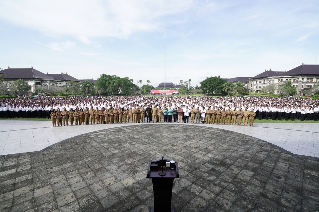 Ketua DPRD Badung Gusti Anom Gumanti mendampingi Bupati Adi Arnawa Lantik 587 CPNS dan 4.922 PPPK Badung