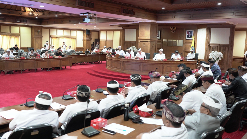 Ketua DPRD Badung Anom Gumanti Pimpin Rapat Kerja Gabungan Komisi Bahas Rancangan Awal RPJMD Badung 2025-2029.