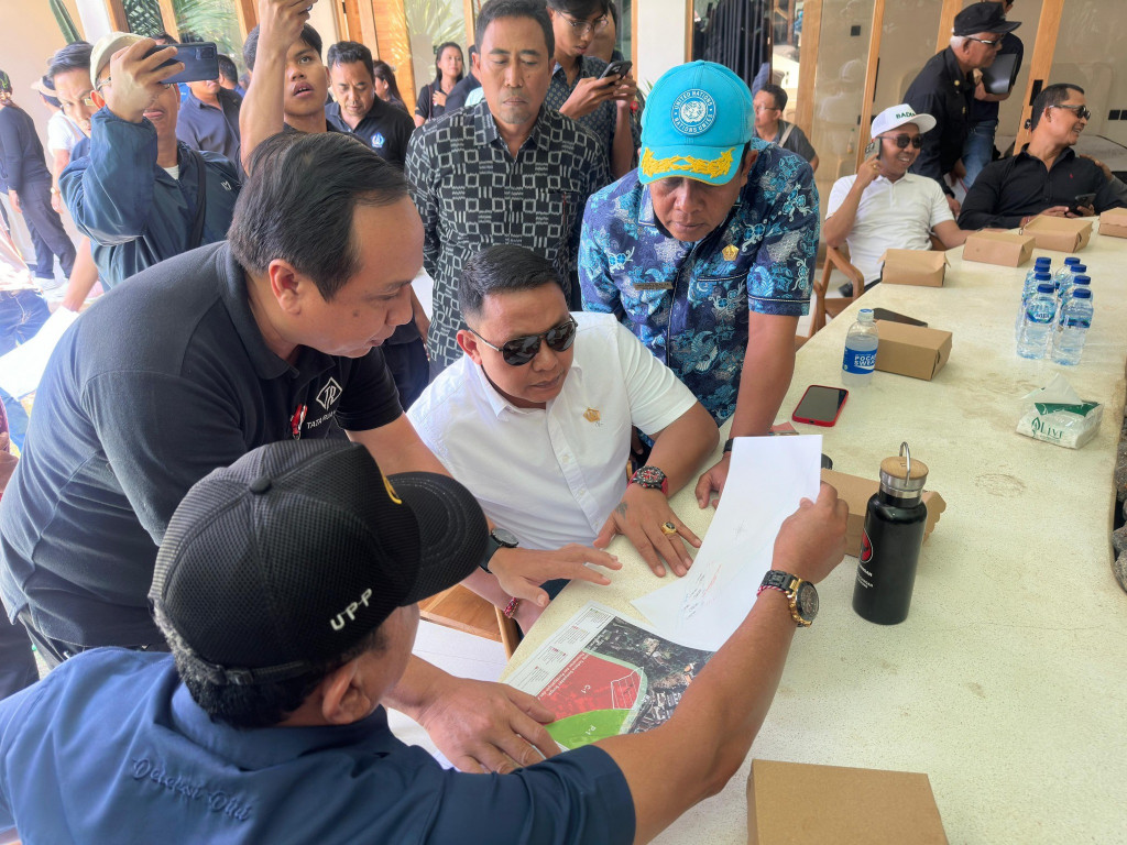 Komisi I dan II DPRD Badung Kunjungi Villa Trinity Canggu Minta Bangunan Dibongkar Patut Diduga Langgar Sempadan Sungai.