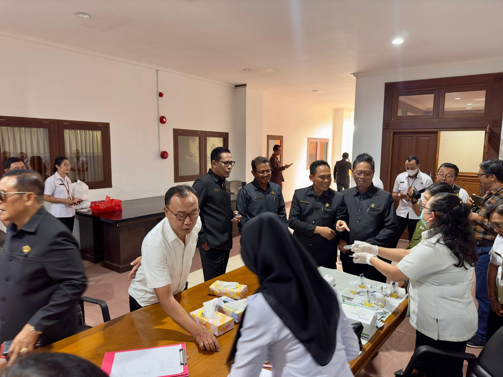 Pimpinan, Anggota dan Staf DPRD Badung menjalani test urine dari Badan Narkotika Nasional Kabupaten (BNNK) Badung