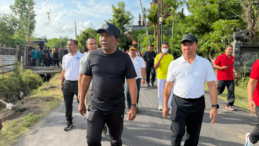 Ketua DPRD Badung I Gusti Anom Gumanti Ikuti Aksi Gotong Royong Semesta Berencana di Kuta.