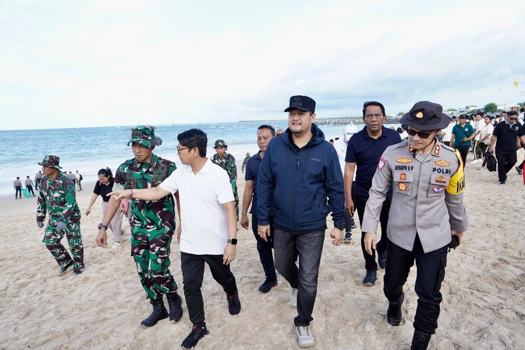 Ketua DPRD Badung Dampingi Aksi Bersih Pantai Bersama Menteri LH di Kedonganan
