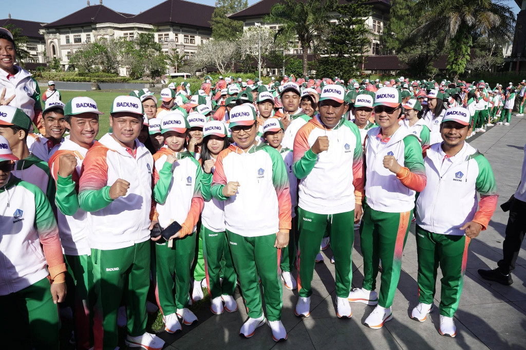 Ketua DPRD Bersama Bupati Lepas Atlet PORJAR Badung
