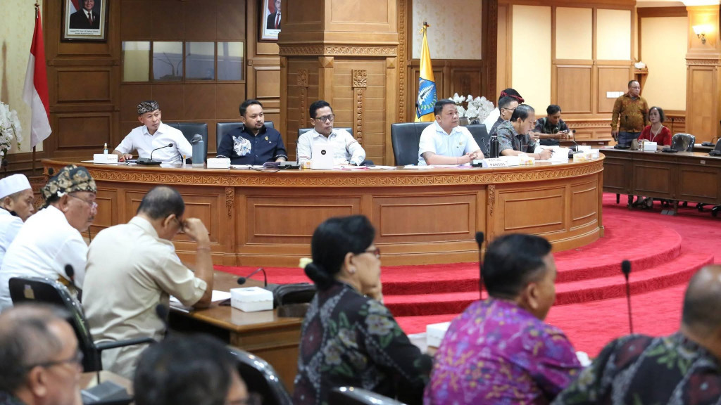 Lanang Umbara Pimpin Raker Pansus DPRD Badung Serap Aspirasi Bahas Raperda Inisiatif Pemberdayaan Organisasi Kemasyarakatan.