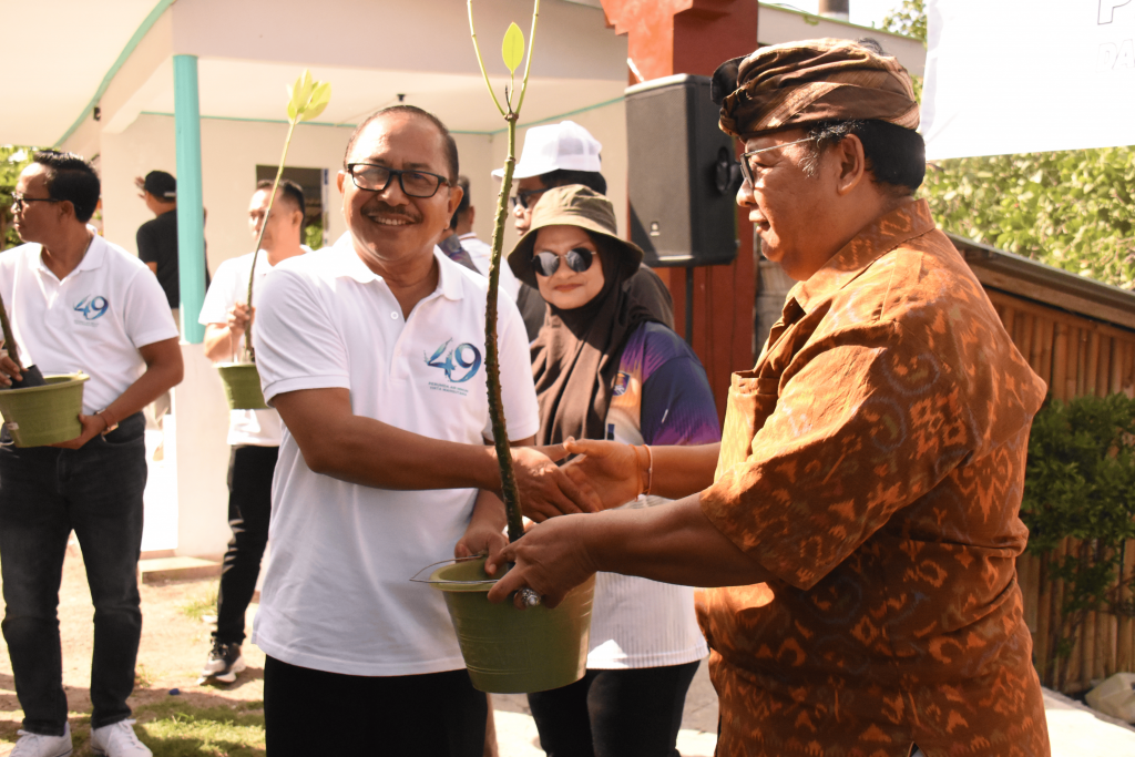 GELAR AKSI PENGHIJAUAN, PERUMDAM TIRTA MANGUTAMA TANAM 1.000 MANGROVE DI KEDONGANAN